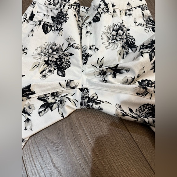 Floral Black and White Women Jeans. White House black market. Size 6. - Picture 5 of 7
